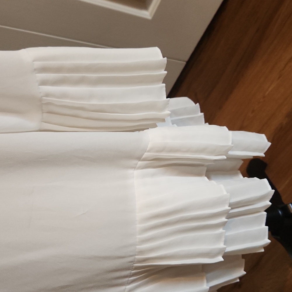 Simply Vera Wang, Excellent condition,  Women's Top,  Cream, ruffled sleeves, Lg - Picture 4 of 9